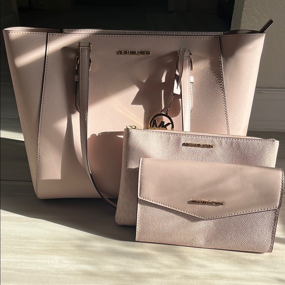 Michael Kors Pink Tote Luxurious Design